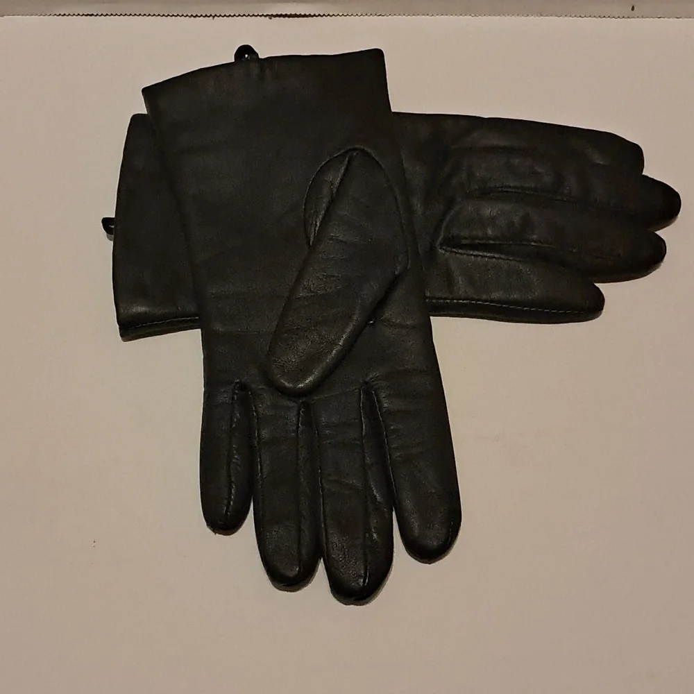 Womwn Black Leather Gloves Size M Outdoor Classic Fitted Warm Preowned